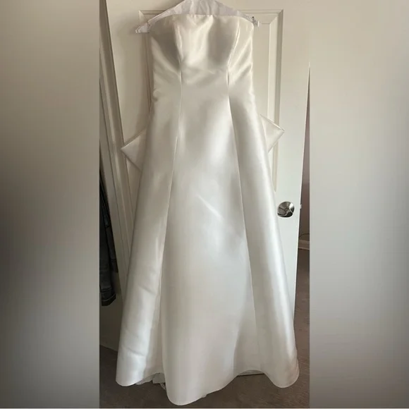 Pronovias Atelier Wedding Dress - Picture 6 of 6